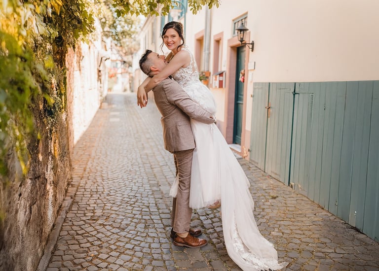 hochzeitspaar-in-den-strassen-von-hochheim