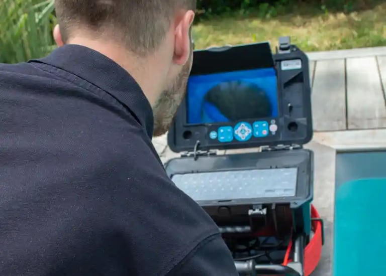 Inspection minutieuse a la caméra des tuyaux HS