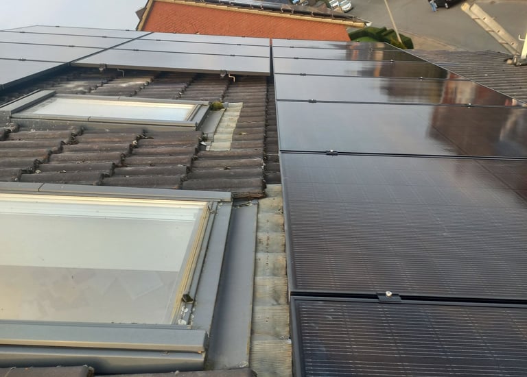 in einer liegenden flucht liegende solarmodule schrägdach