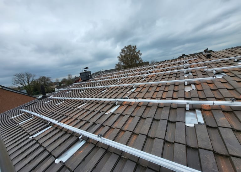 metalldachplatte montage schrägdach solar