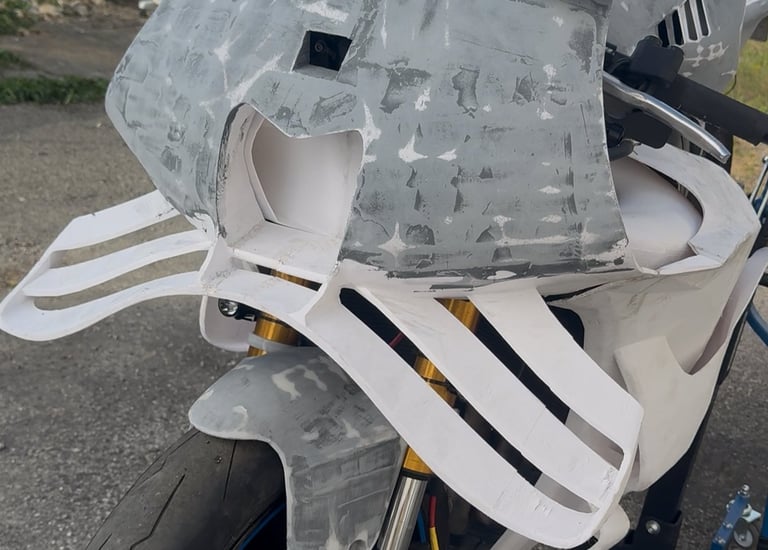 Yamaha R1 équipée d’un carénage avant en impression 3D en cours de ponçage et d’ajustement, projet d
