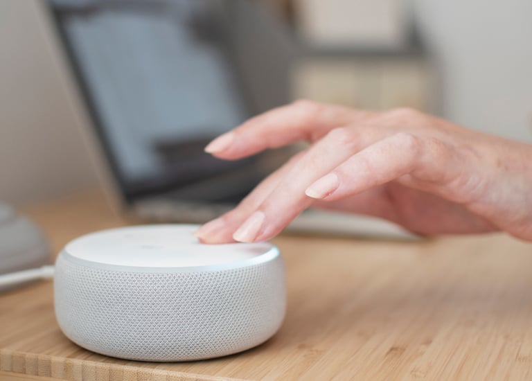 Alexa na mesa integrada com automação residencial pela Artren