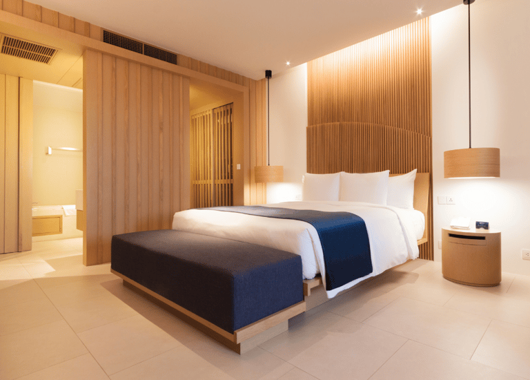 quarto com cama arrumada , iluimnação inteligente e cortina motorizada