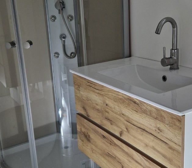 pose de meuble, vasque et cabine de douche.