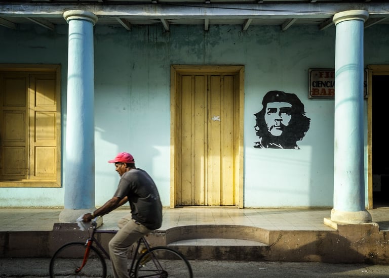Un vélo passe de vant le dessin de Che Guevara - Cuba