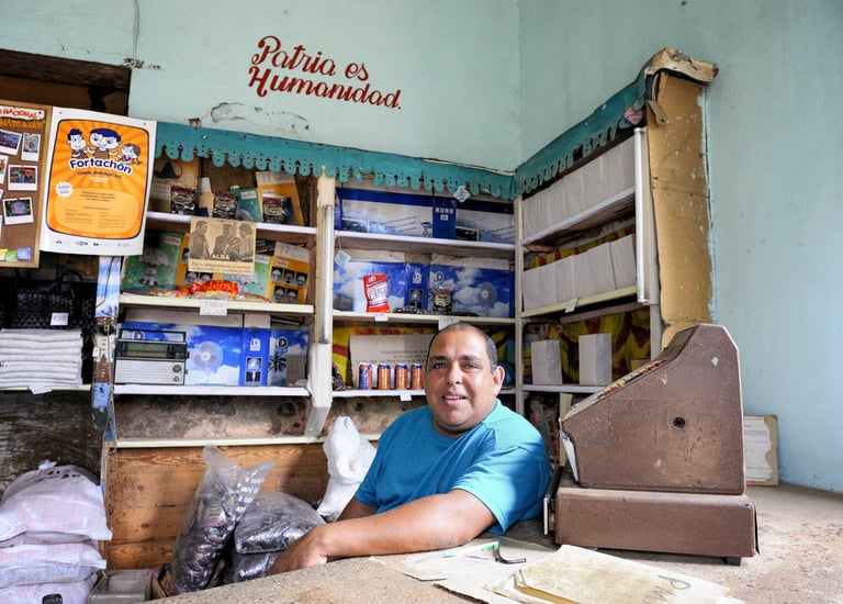 Un épicier cubain dans sa boutique à Baracoa - Cuba