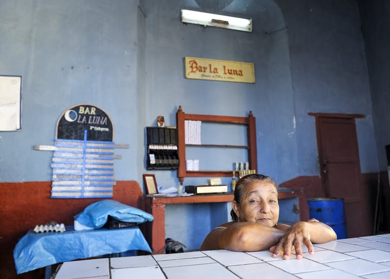 Une commerçante cubaine dans un bar de Trinidad - Cuba