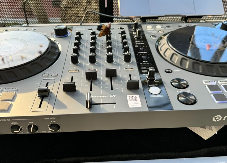 a dj - rx - 9000 dj - rx - s with a
