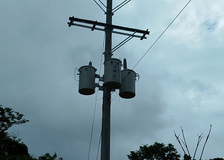  Un poste de teléfono con muchas líneas eléctricas.