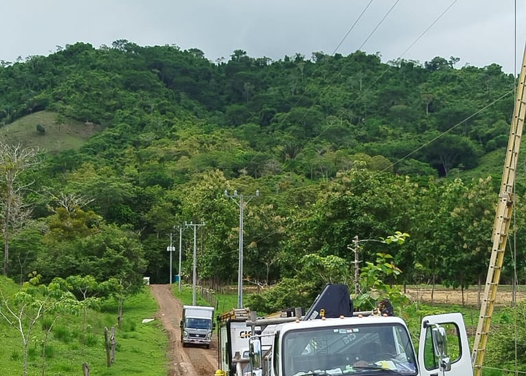 Un hombre en una plataforma elevadora en un campo.