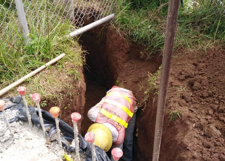 hombre escabando para realizar obra civil electrica