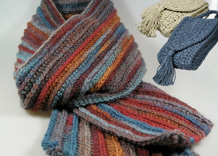 Une écharpe en laine multicolore et des petits sacs au crochet