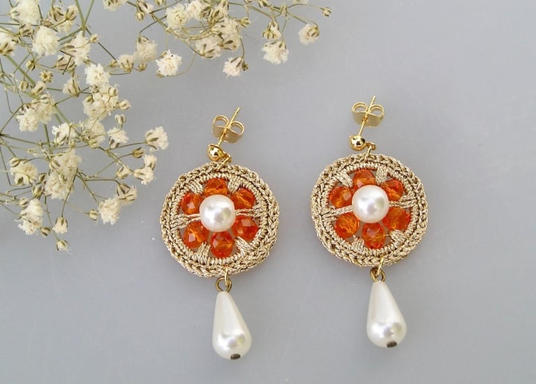 Une jolie paire de boucles d'oreilles au crochet orange