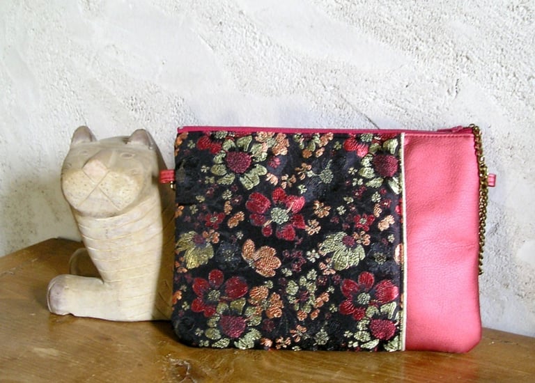 Pochette à bandoulière en tissus jacquard à fleurs noir et rouge