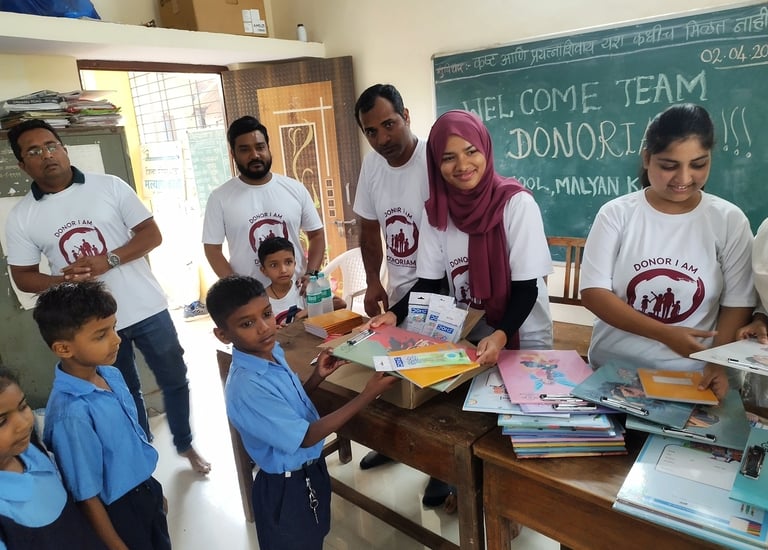 donoriam team with school children