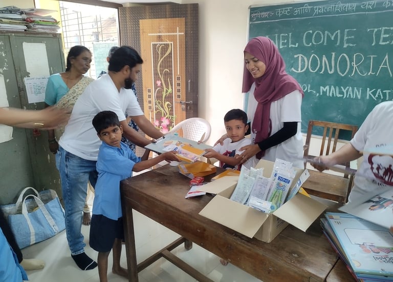 donoriam team with school children