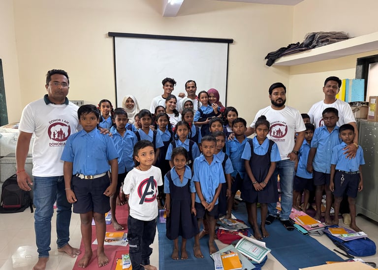 donoriam team with school children