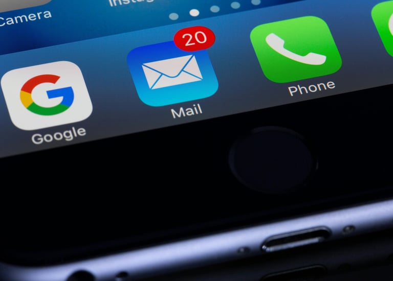 un écran de téléphone avec des notifications