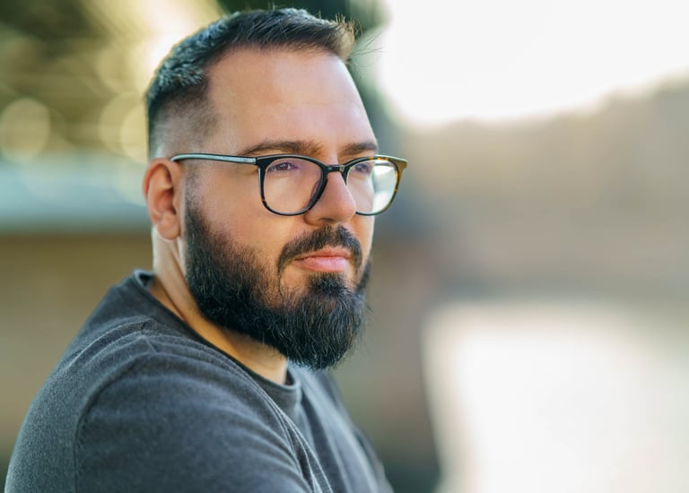 Portréfotózás szabadtéren, naplemente Budapesten