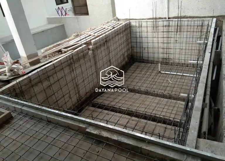 pemasanagn tulangan dan gelaran kolam renang.
