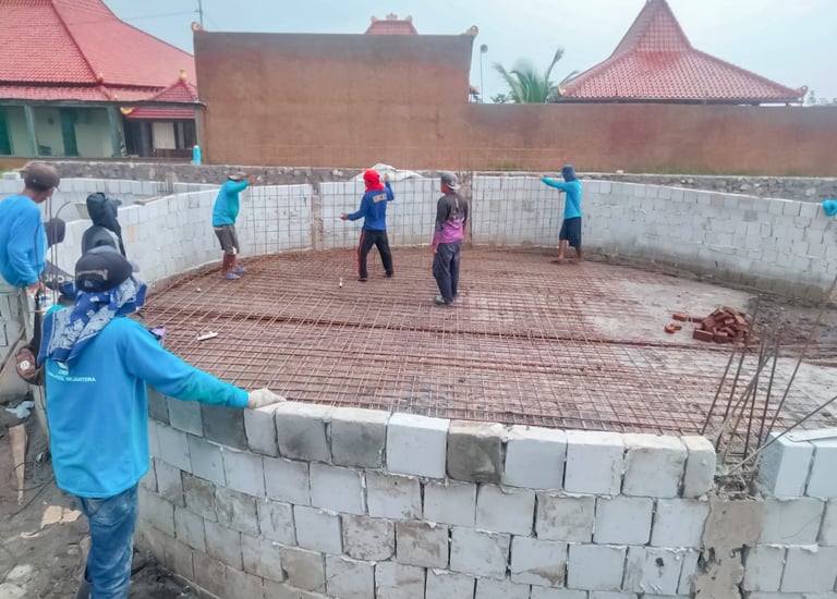 pemasanagn tulangan dan gelaran kolam renang.