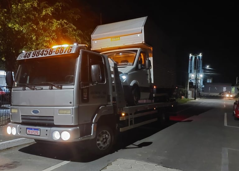 Guincho carregando furgão branco