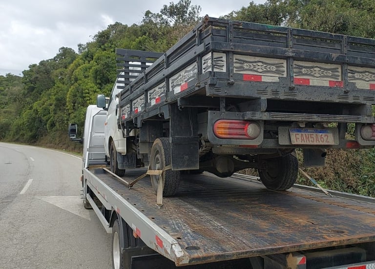 Guincho na estrada carregando caminhão