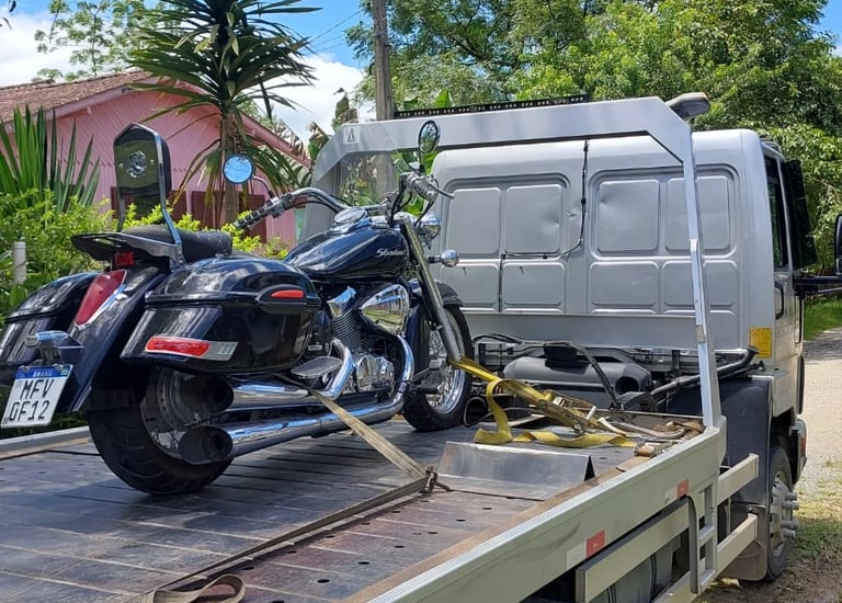 Guincho carregando moto preta