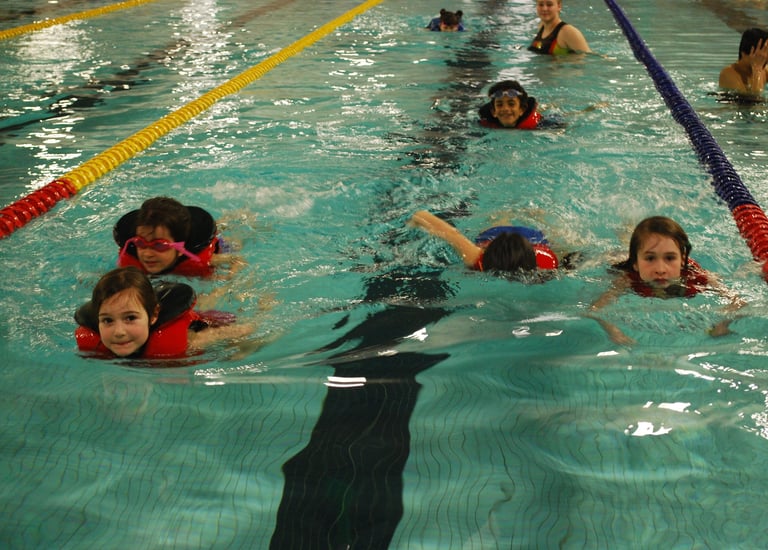 kids swimming with lifejackets on