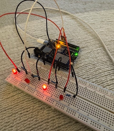 Alternating flashing LED's using Arduino UNO R4 WIFI