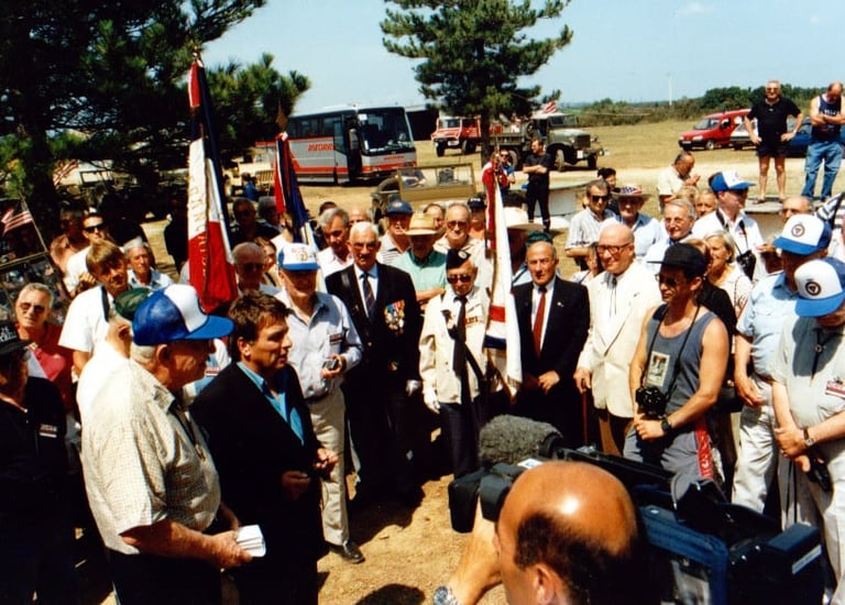 Dominique Taddei entouré d'élus, d'anciens combattants et de membres bénévoles de l'aéroclub. 
