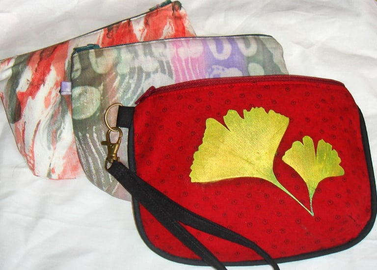 Wristlet sewing pattern. Finished size : 5.5 x 7 x 1 inch
