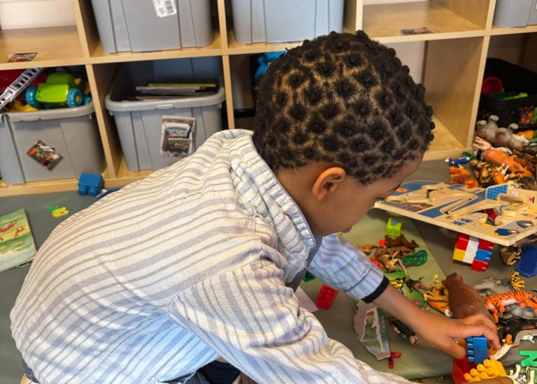 Eleve en pyjama en classe