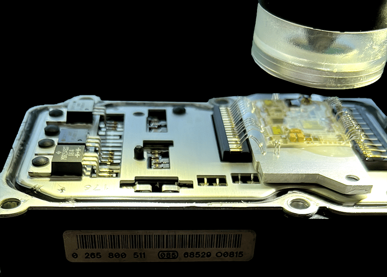 ABS motor de coche siendo arreglado por fallo en la electronica | reparacion-averias-CENTRALITAS