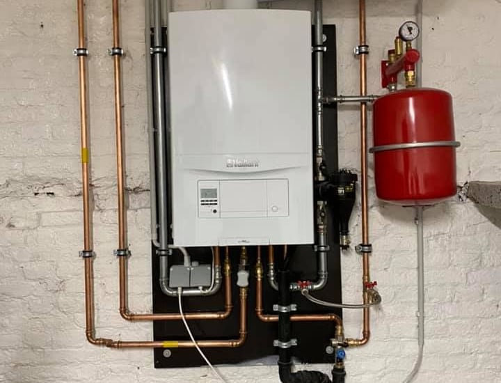 Gascondensatieketel met leidingen en expansievat, professioneel geïnstalleerd in Vlaams-Brabant 