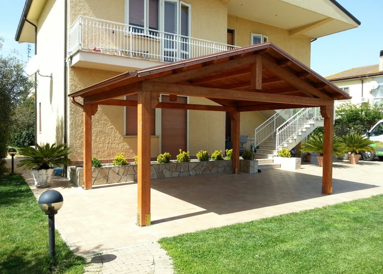 Tettoia in legno realizzata a Roma da Flavidar