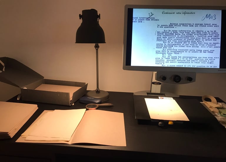 Momentos de investigación en los Archivos Nacionales de Francia, una telelupa muestra documentos.