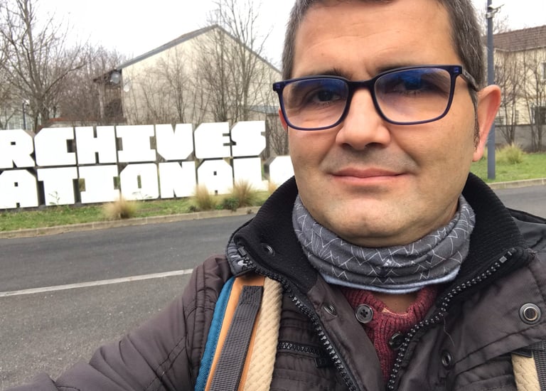 Ginés García Gómez frente a la entrada de los Archivos Nacionales de Francia en París