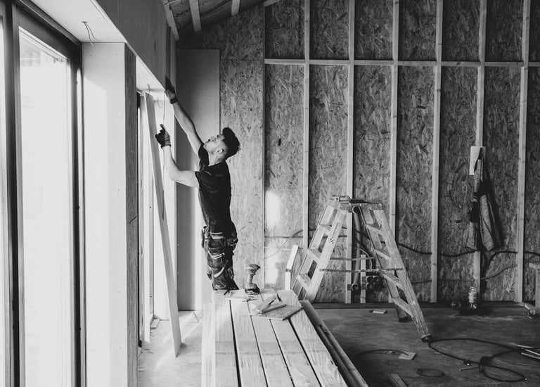 Artisan sur son chantier électrique
