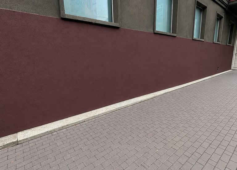 pestud ja värvitud sein