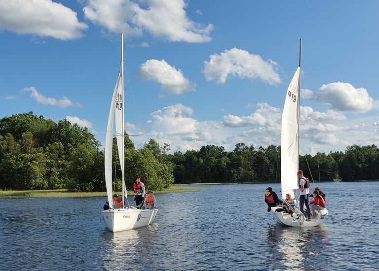 żaglówki z dziećmi na jeziorze