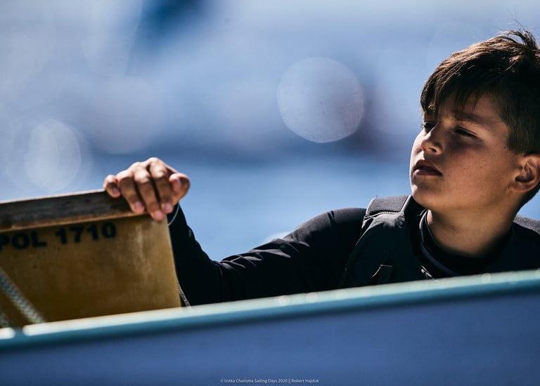 żeglujący chłopiec