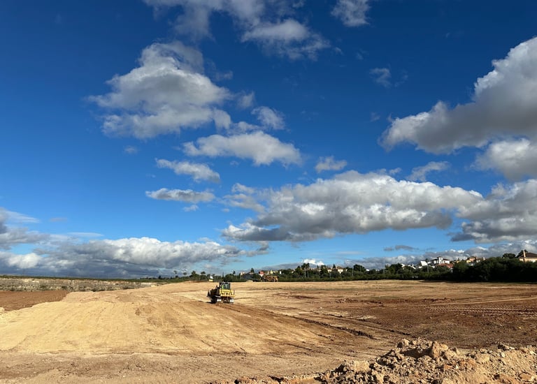 Plataforma de obra civil en fase de ejecución con planificación y control técnico.