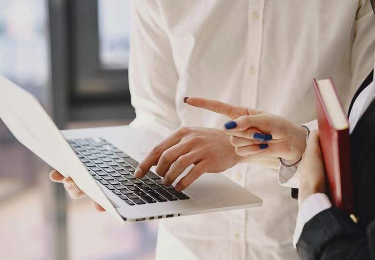 una persona brindando atencion personalizada