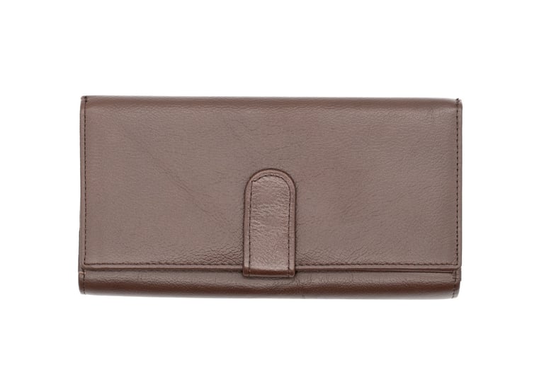 Portofel din piele maro, fotografiat din față, centrat pe fundal alb.