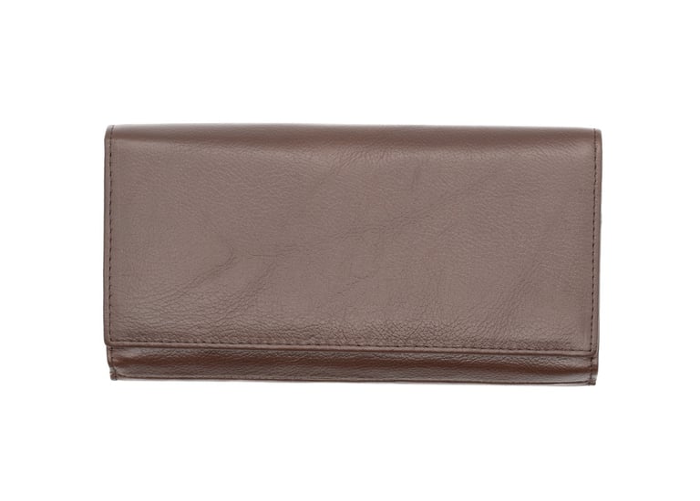 Portofel din piele maro, fotografiat din spate, centrat pe fundal alb.