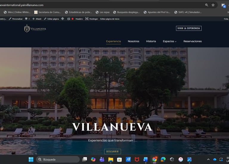 Resort de lujo Villanueva con una gran piscina y elegante arquitectura hotelera al atardecer