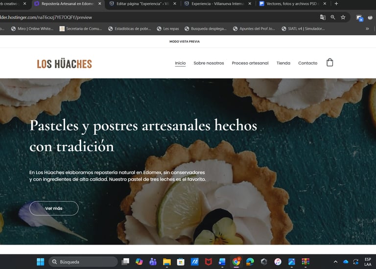 Detalle en primer plano de postres y repostería artesanal de Los Huaches con flores comestibles
