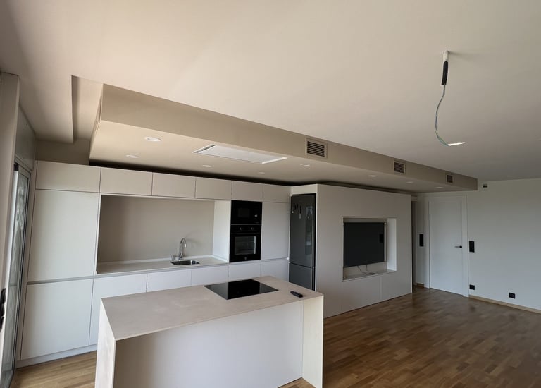 Decoración de interiores y combinación de colores en piso de El Masnou, Maresme