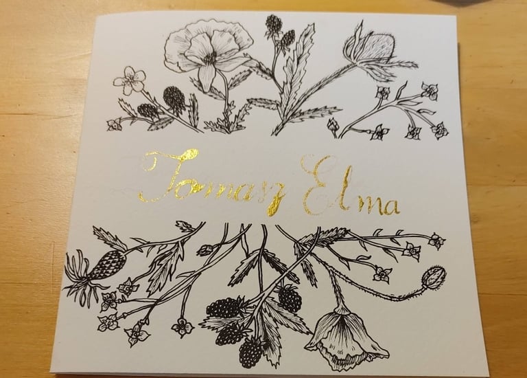 biała kartka z rysunkiem jeżyn